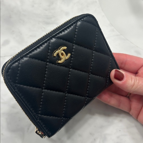 Designer-inspired mini zip wallet - Picture 2 of 8